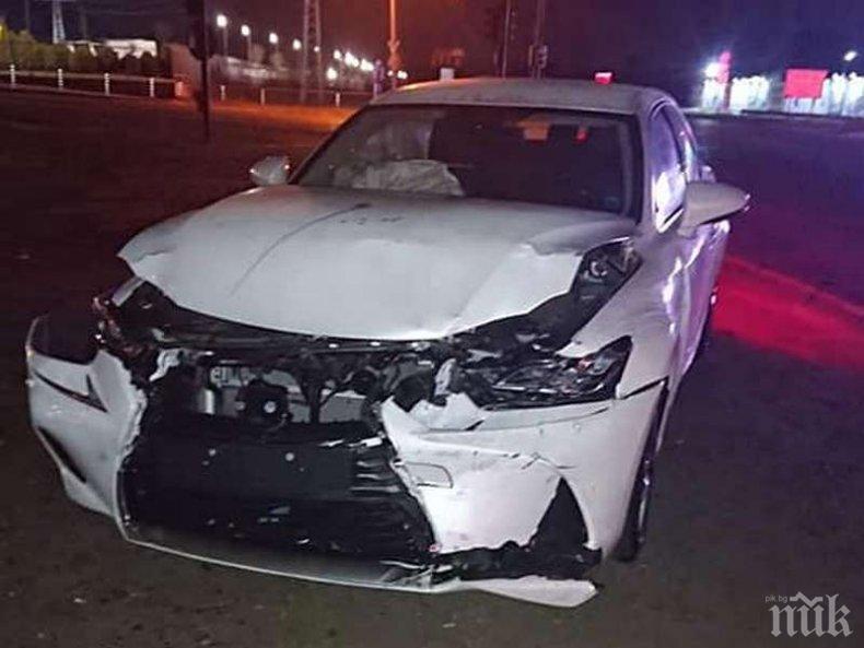 Баровска лимузина стана на хармоника, помляна от джигит на червен светофар