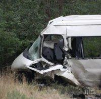 ПОРЕДНА ЖЕРТВА: Мъж загина при тежка катастрофа с микробус във Варненско