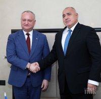 КАТО ПРИЯТЕЛИ: Премиерът Борисов разговаря с президента на Молдова Игор Додон