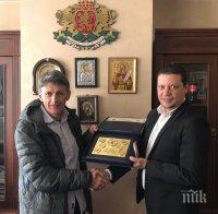 Илиан Тодоров връчи на големия ни скиор Петър Попангелов годишната награда „Заслужил гражданин на Софийска област“