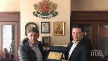 Илиан Тодоров връчи на големия ни скиор Петър Попангелов годишната награда „Заслужил гражданин на Софийска област“