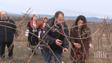 ПЪРВО В ПИК: Херо Мустафа заряза лозе и пожела на български: Честит Трифон Зарезан, нека е берекет! (ВИДЕО)