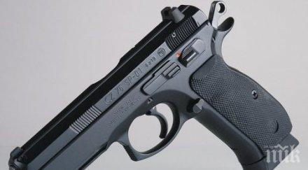 силистра учител изпусна пистолет класната стая