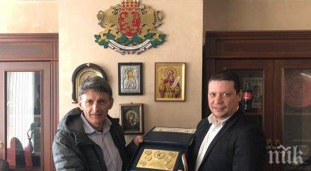 илиан тодоров връчи големия скиор петър попангелов годишната награда заслужил гражданин софийска област