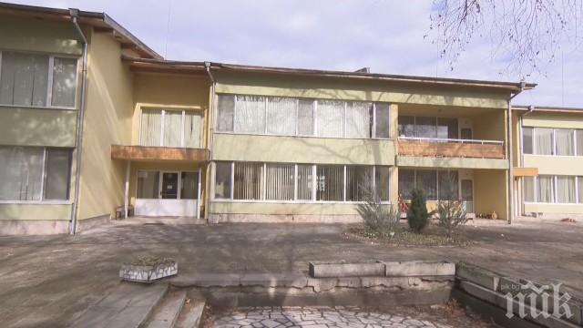 Силният вятър събори покрив на детска градина в Ботевград