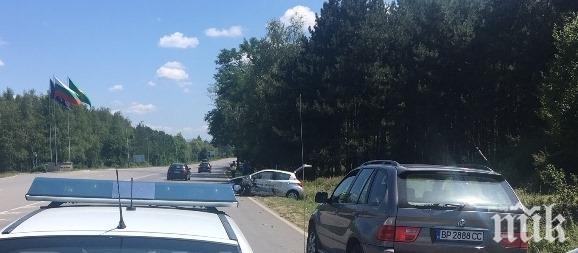 Тойота и ауди се помляха на новото кръгово от Пловдив към Карлово