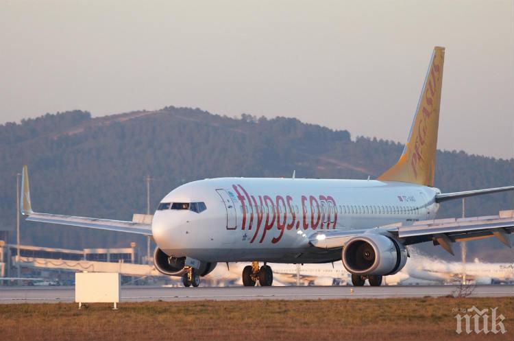 ПОРЕДЕН АВИОИНЦИДЕНТ: Колело на самолет със 163 души на борда се запали при кацане