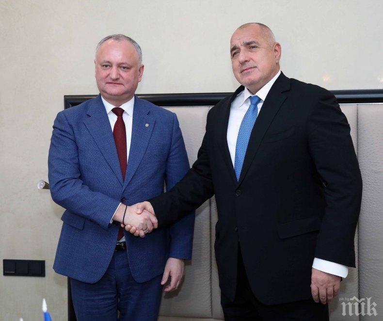 КАТО ПРИЯТЕЛИ: Премиерът Борисов разговаря с президента на Молдова Игор Додон