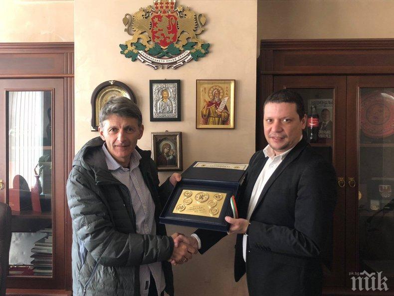 Илиан Тодоров връчи на големия ни скиор Петър Попангелов годишната награда „Заслужил гражданин на Софийска област“