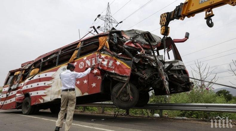 Трагедия: 13 загинали и над 30 ранени при катастрофа в Индия
