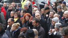 САМО В ПИК: СКАНДАЛЪТ РАСТЕ! Политици се обединиха срещу поведението на Румен Радев пред паметника на Апостола (СНИМКИ)