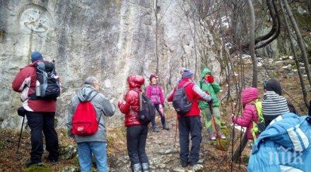 доброволци поставят трибагреници планинските върхове