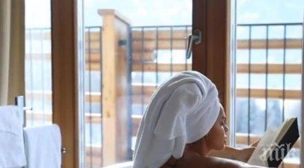 моделът одинцова заголи дупе