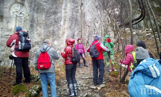 Доброволци поставят трибагреници по планинските върхове