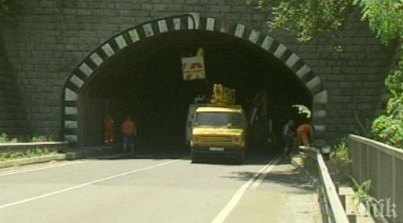 Авария блокира трафика в тунел Железница