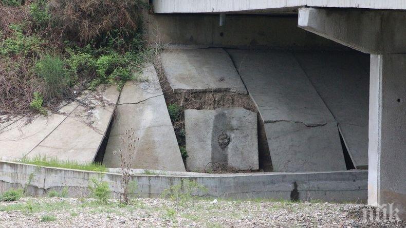 Опасен мост може да откъсне село от света