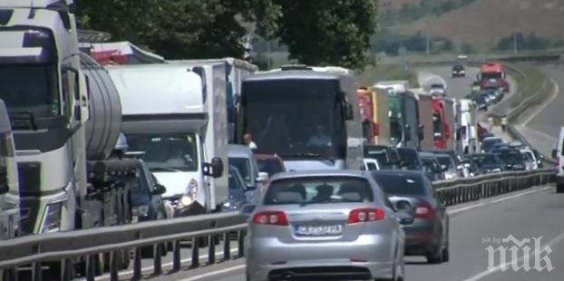Интензивен трафик за товарни автомобили на изход на ГКПП „Капитан Андреево“ и ГКПП „Лесово“