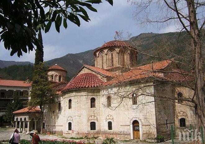 БЕЗБОЖНИЦИ: Хванаха двама да крадат монети от Бачковския манастир