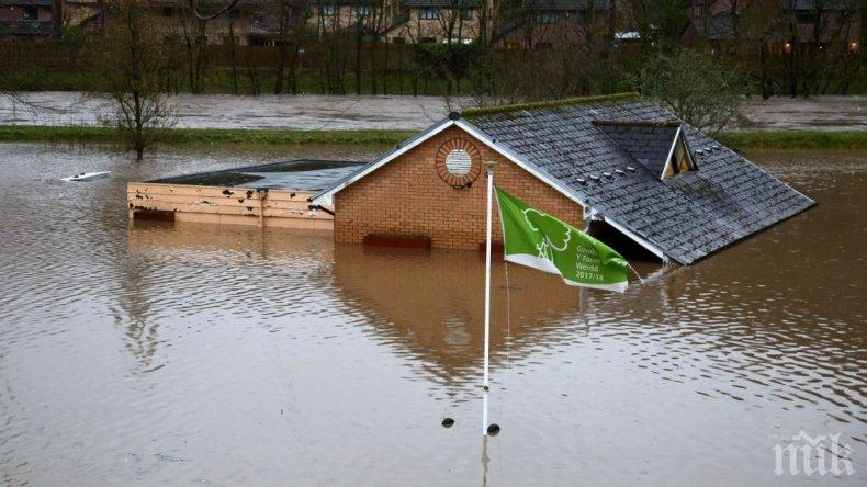 Бурята Денис: В Западна Англия разчистват отломки след унищожителното бедствие, 20 хил. домакинства във Франция са без ток