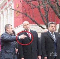 Среден пръст към църква - пред очите на Румен Радев в Русе (СНИМКА)