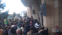 НАПРЕЖЕНИЕ: Бой в Украйна - нападнаха евакуирани от Ухан (ВИДЕО)