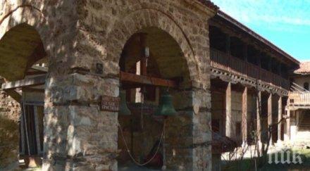 опасно камбанарията мулдавския манастир рухва всеки момент