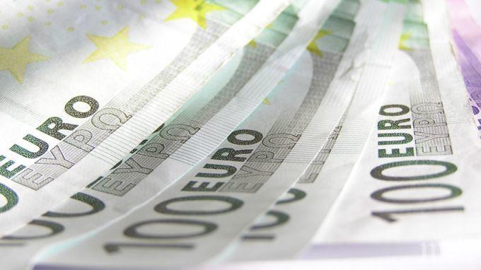 Еврото се срина до 3-годишно дъно спрямо долара