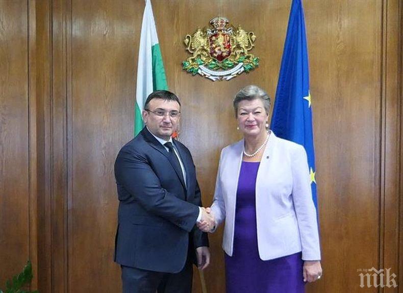 Министър Маринов разговаря с европейския комисар по вътрешните работи Илва Йохансон 