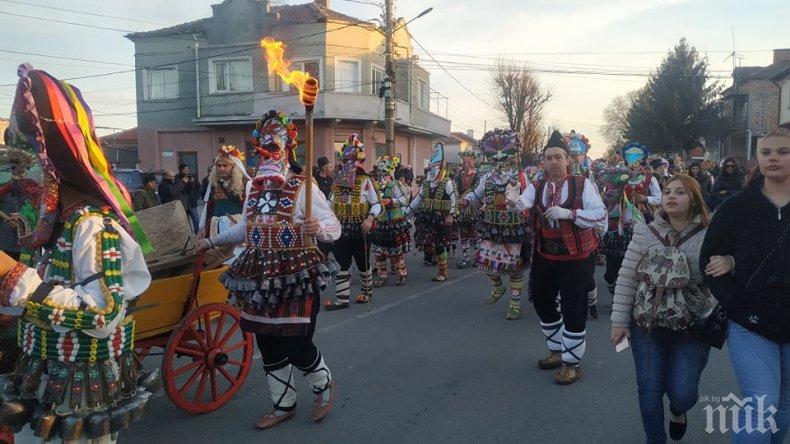 Кукери прогониха злите сили в Камено (СНИМКИ)