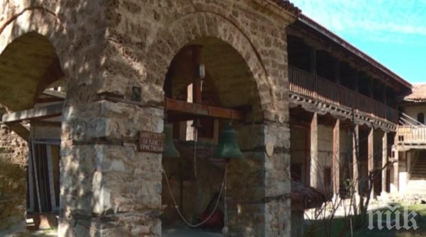 ОПАСНО: Камбанарията на Мулдавския манастир рухва всеки момент