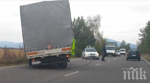 ЗАРАДИ ВЯТЪРА: Камион аварира на магистрала Хемус