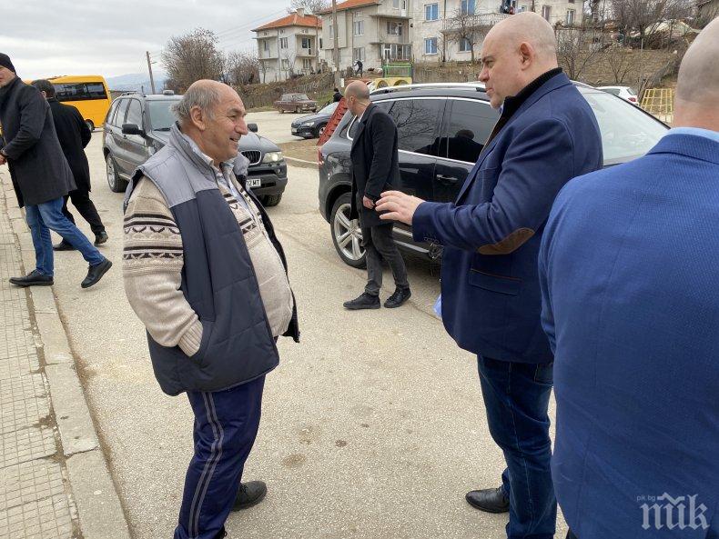 Главният прокурор Иван Гешев провери и селата около Благоевград след ударната спецоперация срещу битовата престъпност (СНИМКИ/ВИДЕО)