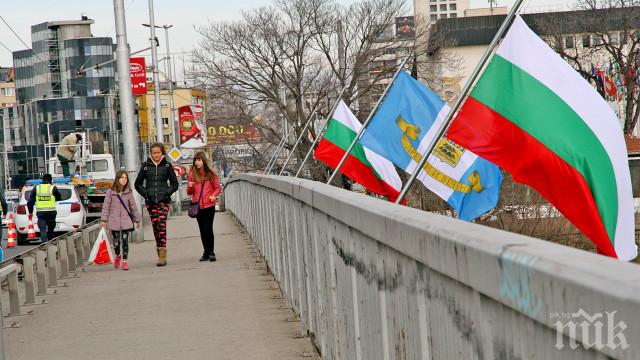 Смениха скъсаните знамена на панаирния мост в Пловдив