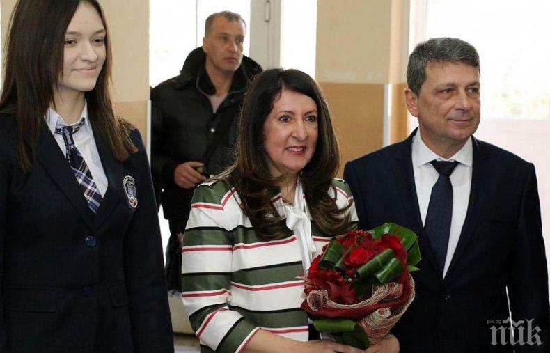 Херо Мустафа посети училището на посланичката за един ден