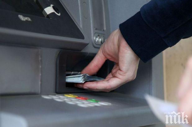 Спипаха крадла да точи пари от преджобена дебитна карта