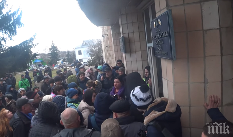 НАПРЕЖЕНИЕ: Бой в Украйна - нападнаха евакуирани от Ухан (ВИДЕО)