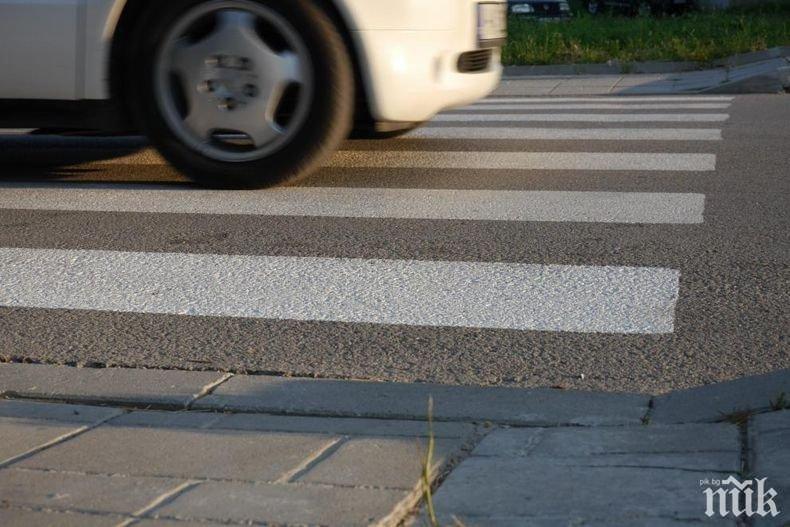 Кола помете жена на пешеходна пътека в Плевен