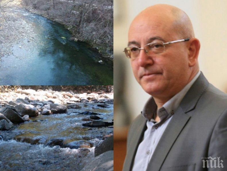 ПЪРВО В ПИК: Министър Димитров на спешна инспекция – откри голямо замърсяване на реките Юговска и Чепеларска