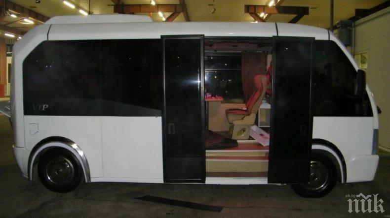 Хванаха петима иракски имигранти, скрити в тайник на ГКПП „Лесово“ (СНИМКИ)