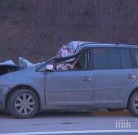 Автомобил и камион се удариха на АМ „Струма“ - шофьор пострада тежко