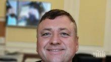 Скрит музикален талант в ДПС, Ерджан Ебатин пее парчета на Синатра (ВИДЕО)