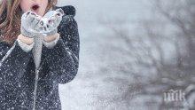 СТАВА СТРАШНО: Мълнии и гръмотевици трещят над Перник, за минути всичко побеля (СНИМКИ)