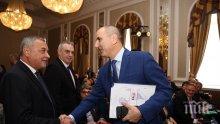 Дребнавото отмъщение на Каракачанов и Валери Симеонов. И флиртът с Цветанов
