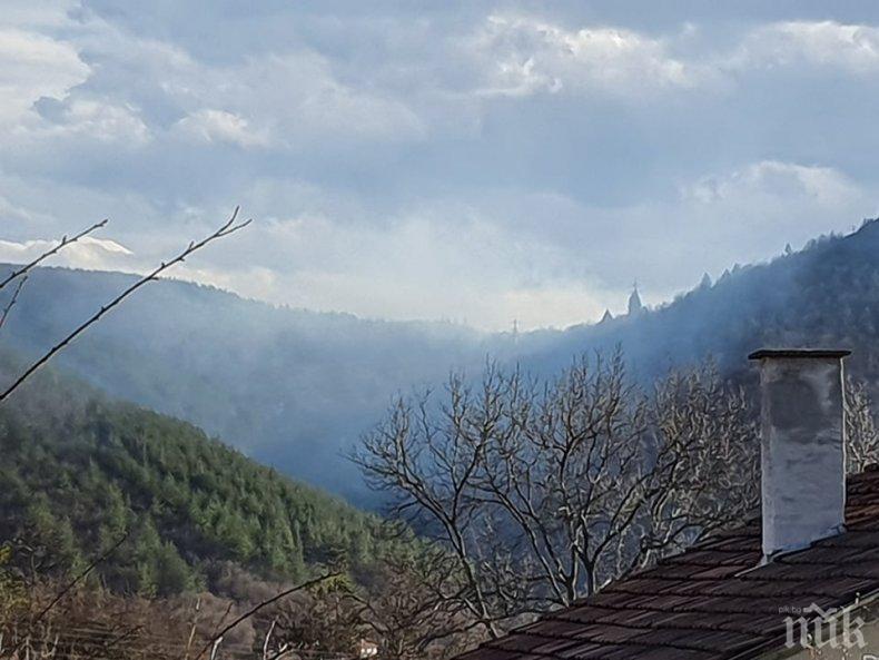 ПЪРВО В ПИК: Опасен пожар пламна в близост до къщи в Софийско - зоват доброволци да помагат (СНИМКИ/ОБНОВЕНА)