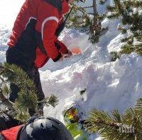 Спасители извадиха жив човек затрупан от лавина на Банско 