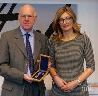 Захариева награди със Златна лаврова клонка председателя на фондация “Конрад Аденауер”