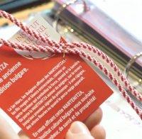 Туристите в Париж получават мартеници