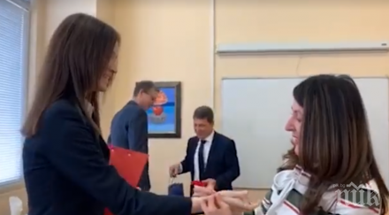 американският посланик херо мустафа честити баба марта българите видео