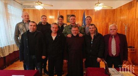 илиан тодоров отличи етрополския отряд свещеник доброволец кара линейка