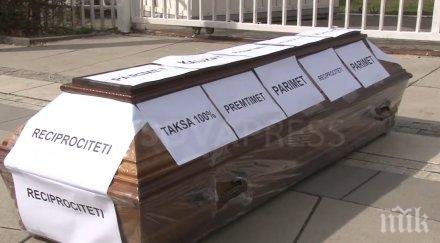 опозиционери сложиха ковчег косовското правителство